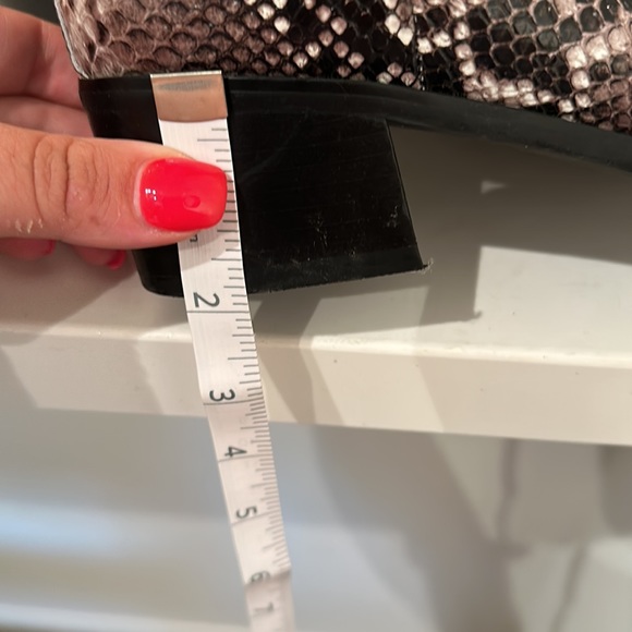 Blondo Emelia Snakeskin Print Waterproof Pointed Toe Booties Boots Shoes Snake - Picture 11 of 11